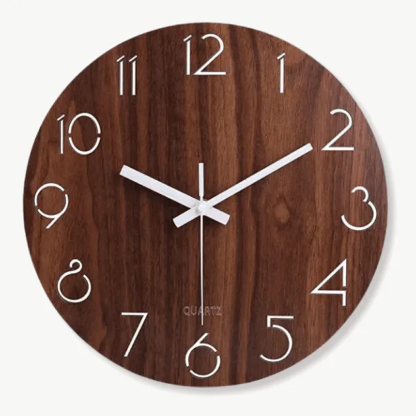 Klassieke houten wandklok, tijdloos design