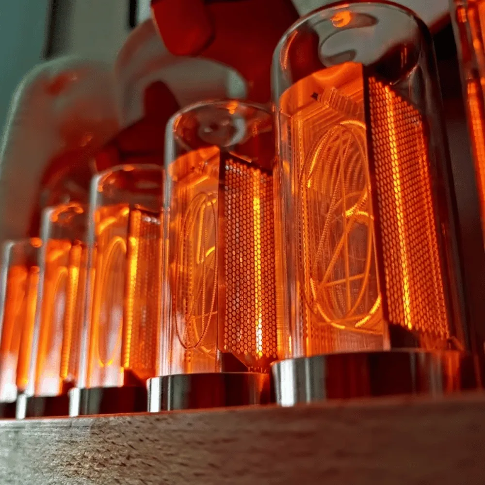 Nixie clocks met 4 of 6 buizen, moderne steampunk stijl