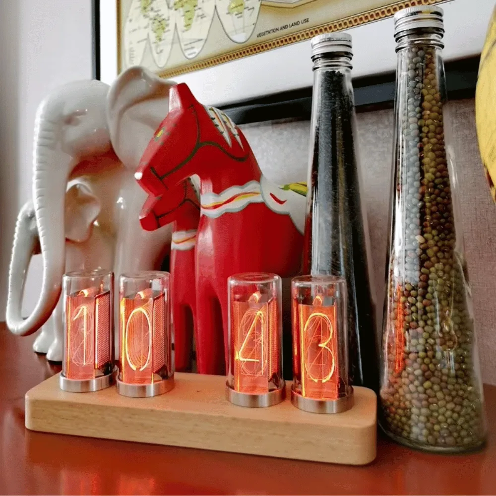 Nixie clocks met 4 of 6 buizen, moderne steampunk stijl