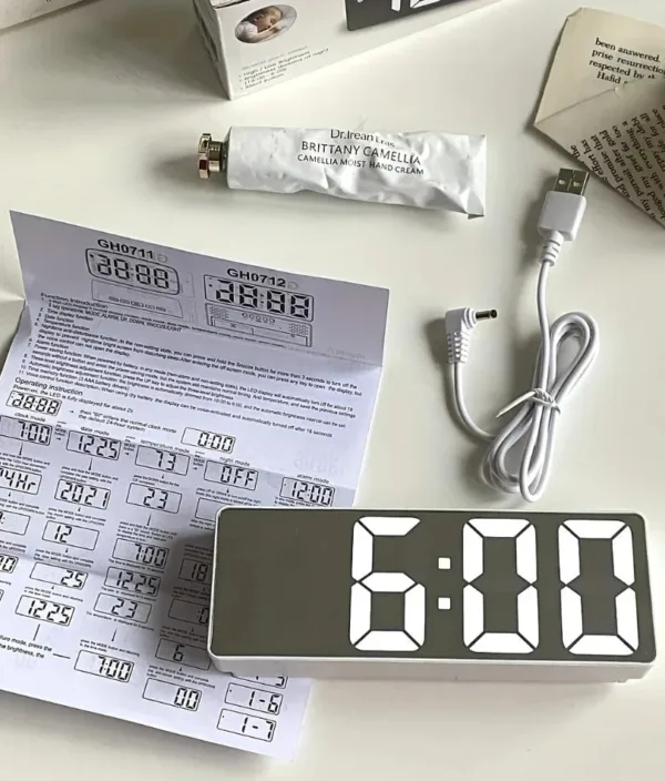 Horloge Murale Numérique LED avec Affichage de Température | Design Élégant pour Bureau et Dortoir