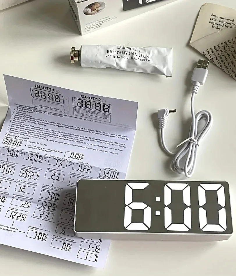 Horloge Murale Numérique LED avec Affichage de Température | Design Élégant pour Bureau et Dortoir
