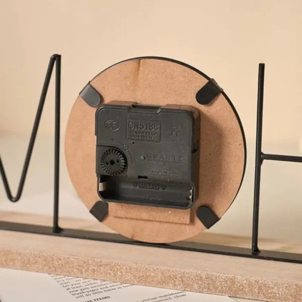 Industriële tafelklok met het woord HOME