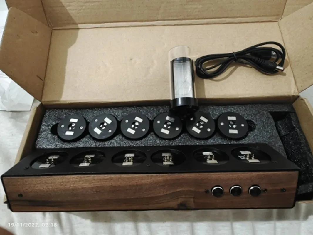 Vintage houten wandklok in zilver, rood of zwart
