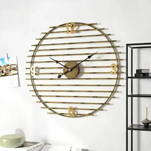 Gouden wandklok van metaal, decoratief, foto 2