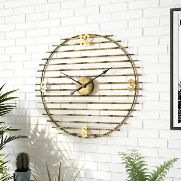Gouden wandklok van metaal, decoratief, foto 3