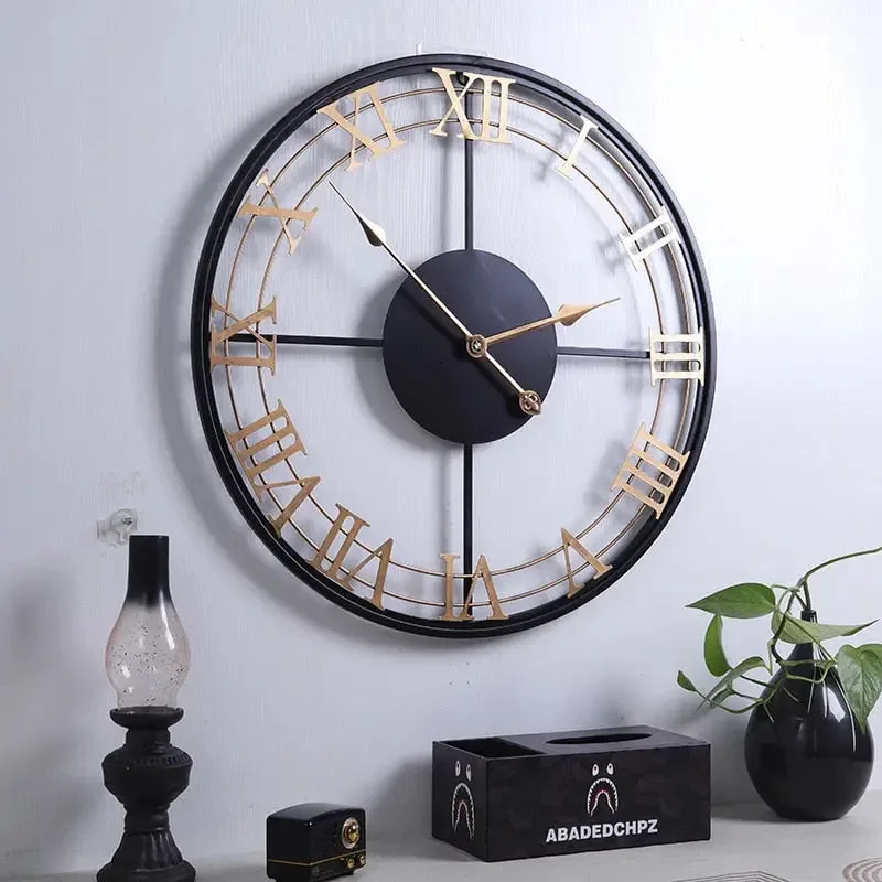 Grote wandklok met romeinse cijfers, industrieel design