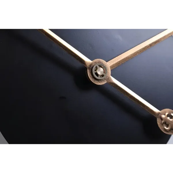 Grote wandklok met romeinse cijfers, industrieel design