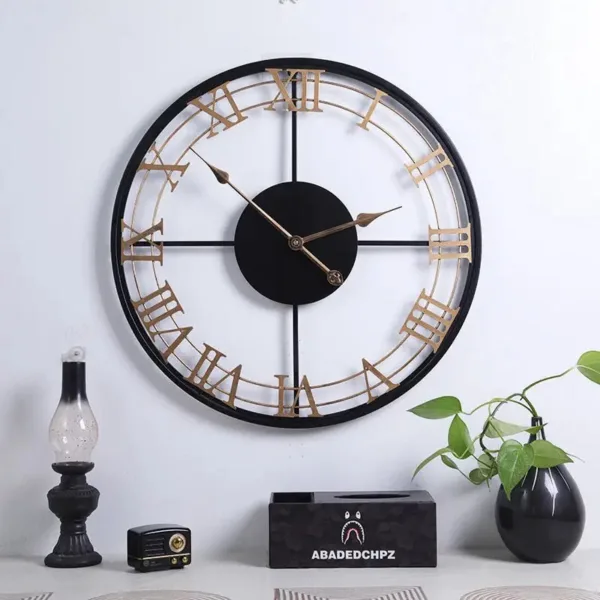 Grote wandklok met romeinse cijfers, industrieel design