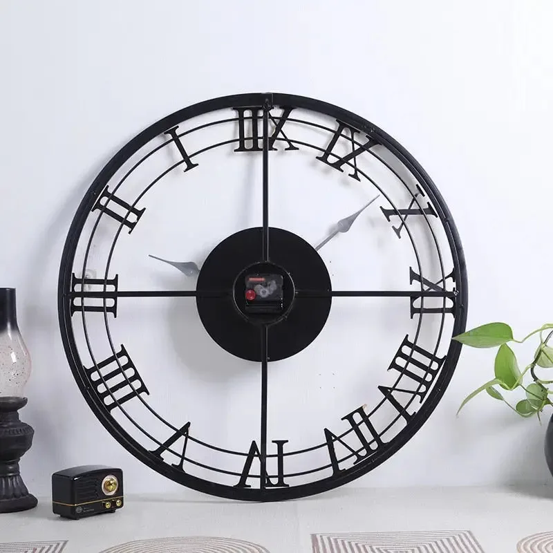 Grote wandklok met romeinse cijfers, industrieel design