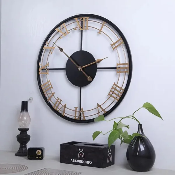 Grote wandklok met romeinse cijfers, industrieel design