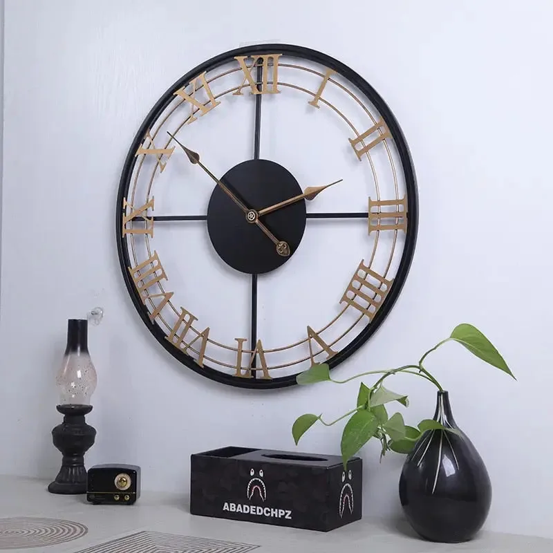 Grote wandklok met romeinse cijfers, industrieel design