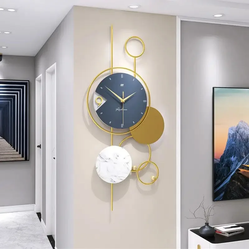 Grote decoratieve wandklok, in modern design