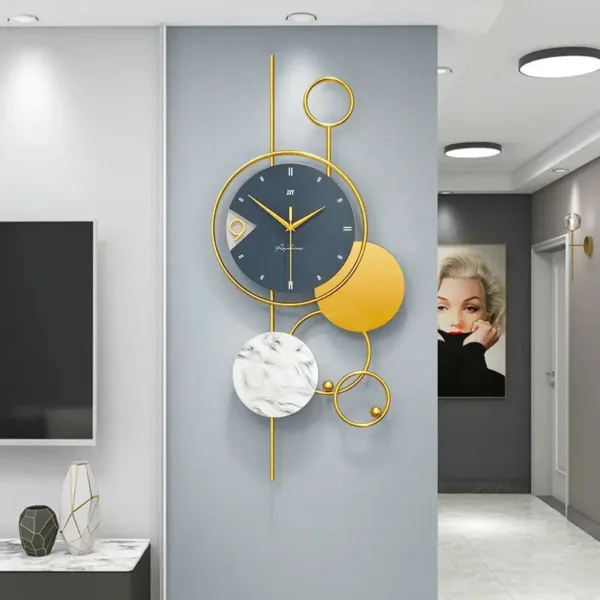 Grote decoratieve wandklok, in modern design