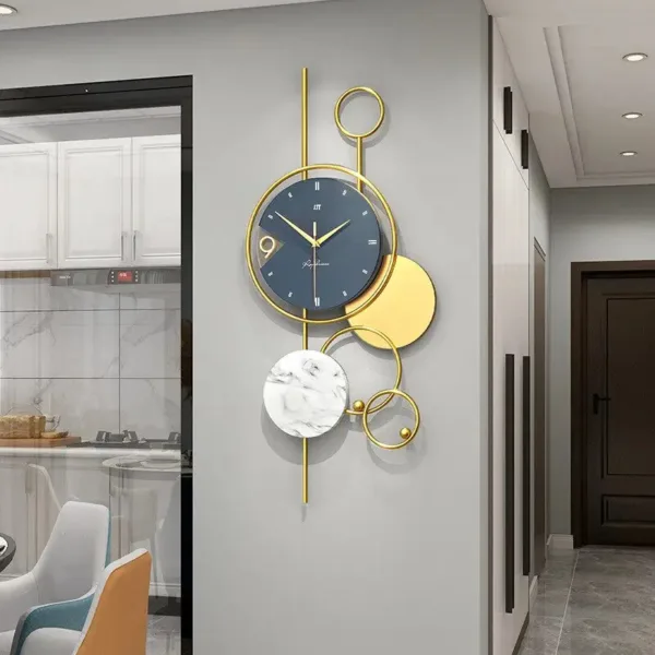 Grote decoratieve wandklok, in modern design