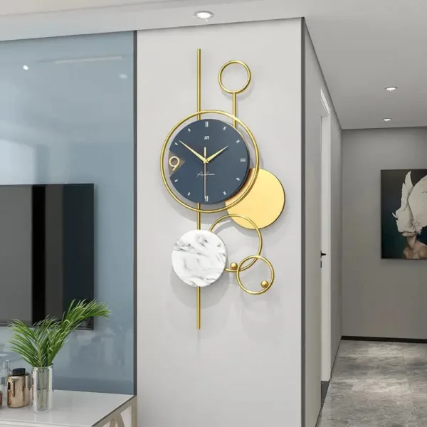 Grote decoratieve wandklok, in modern design