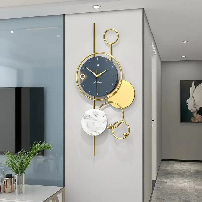 Grote decoratieve wandklok, in modern design