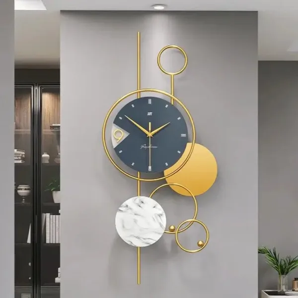 Grote decoratieve wandklok, in modern design