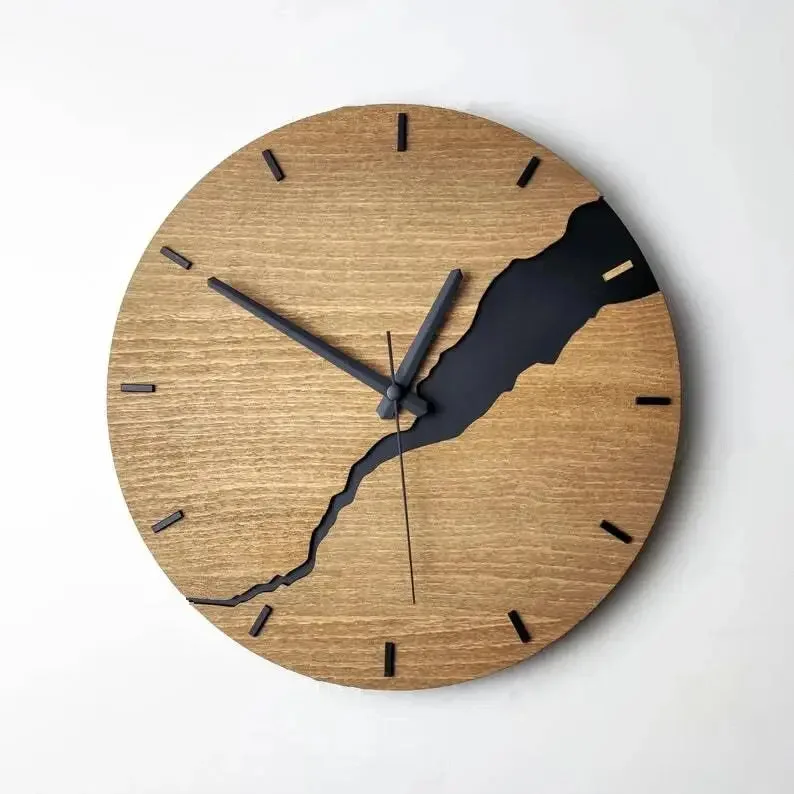 Houten design wandklok, licht of donker hout