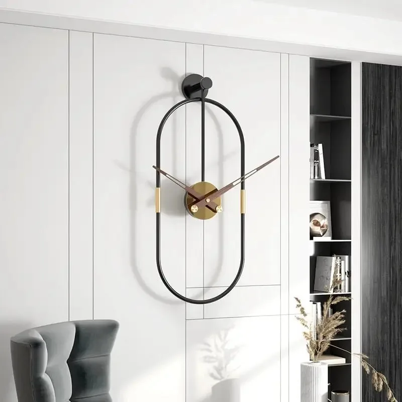 Ovale wandklok met leren ophangband