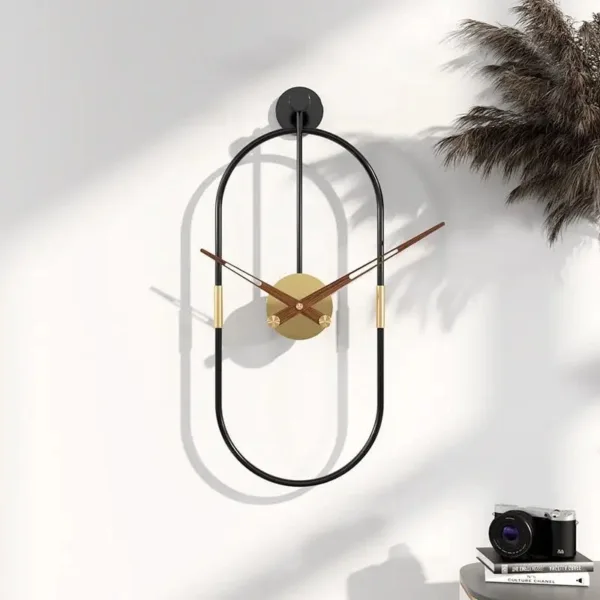 Ovale wandklok met leren ophangband