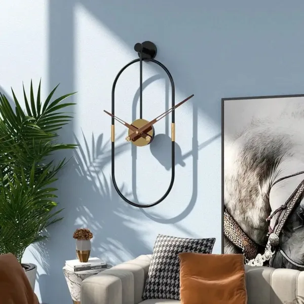 Ovale wandklok met leren ophangband