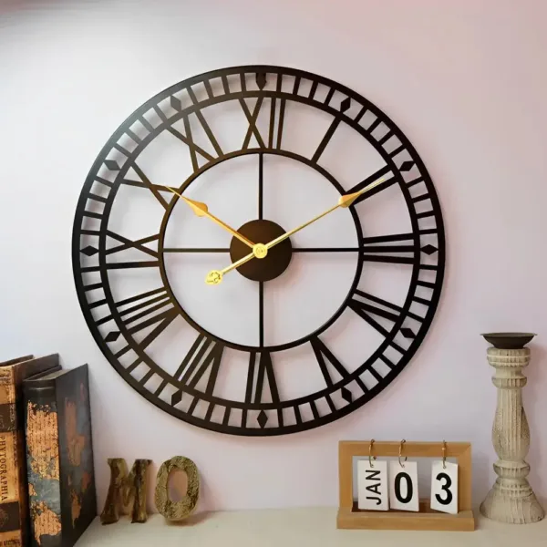 Industriele retro vintage wandklok, met gouden en zwarte wijzers