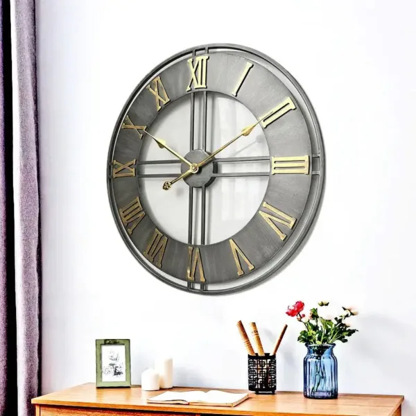Wandklok metaal hout, met Romeinse of Arabische cijfers