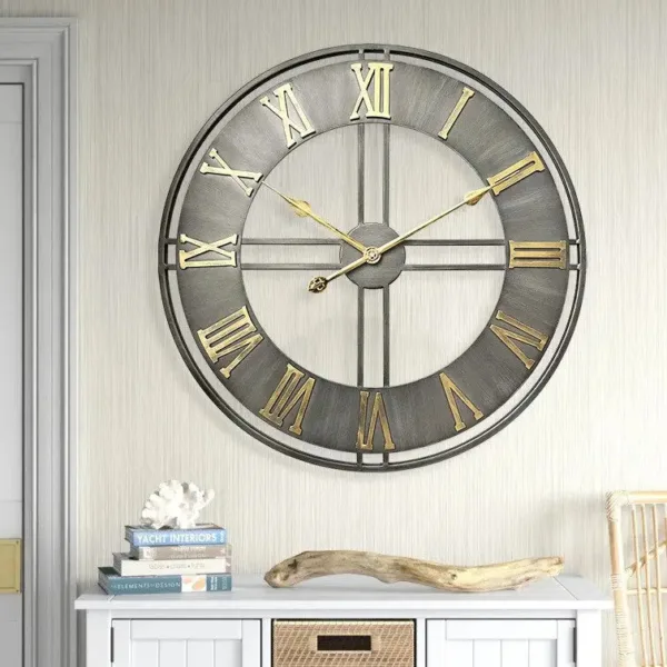 Wandklok metaal hout, met Romeinse of Arabische cijfers