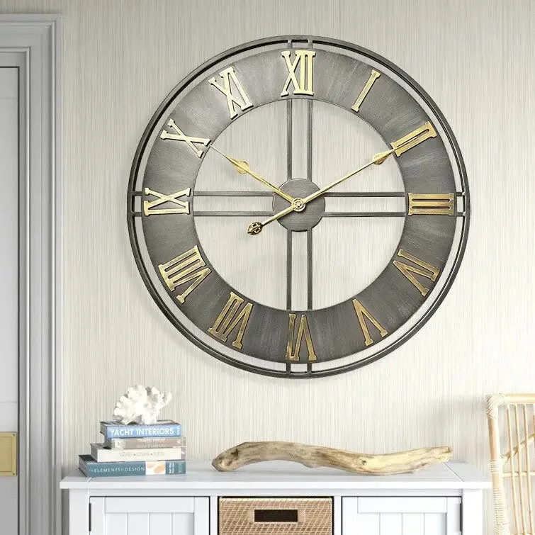 Wandklok metaal hout, met Romeinse of Arabische cijfers