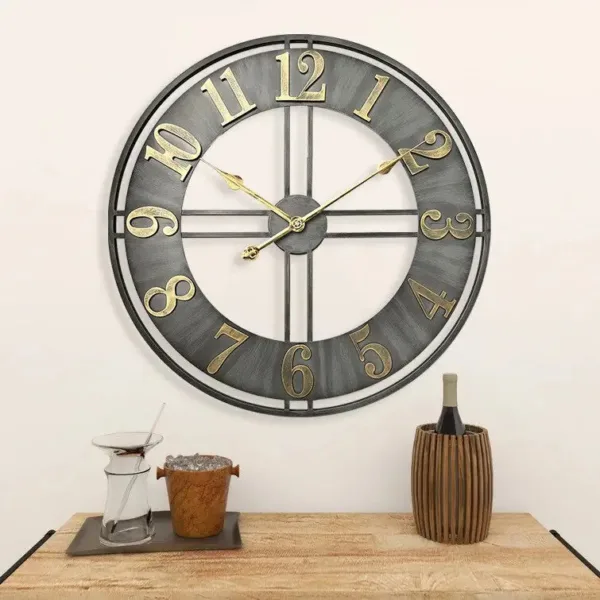 Wandklok metaal hout, met Romeinse of Arabische cijfers