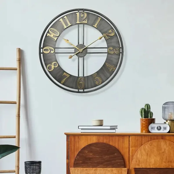 Wandklok metaal hout, met Romeinse of Arabische cijfers
