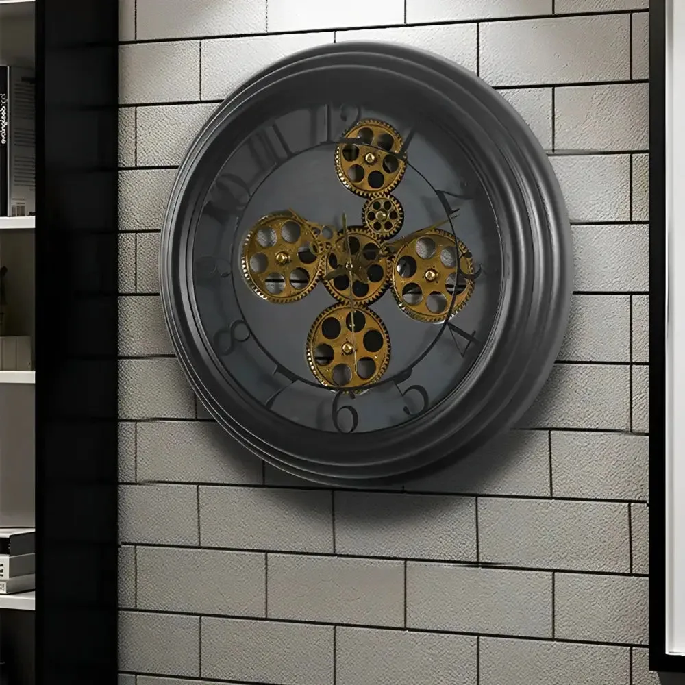 Wandklok met zichtbare tandwielen, industrieel uiterlijk