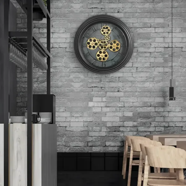 Wandklok met zichtbare tandwielen, industrieel uiterlijk