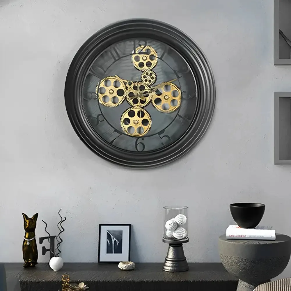 Wandklok met zichtbare tandwielen, industrieel uiterlijk