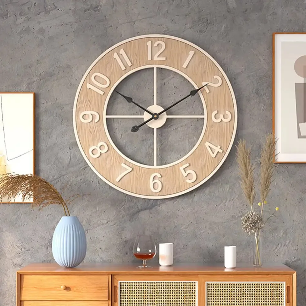 Scandinavische wandklok van natuurlijk hout