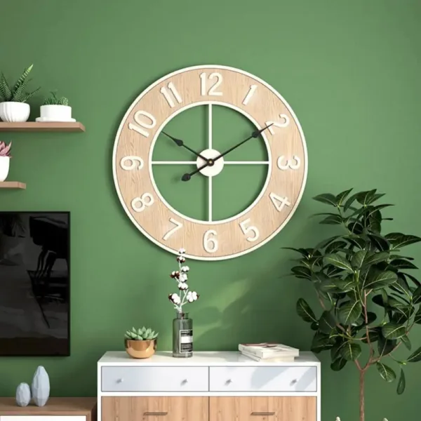 Scandinavische wandklok van natuurlijk hout