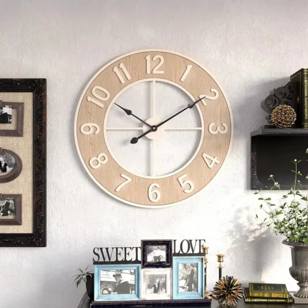 Scandinavische wandklok van natuurlijk hout