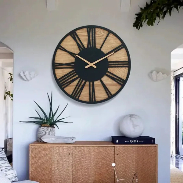 Zwart houten wandklok romeinse cijfers, metaal en hout