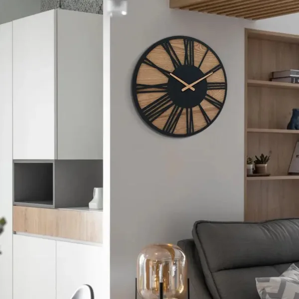 Zwart houten wandklok romeinse cijfers, metaal en hout