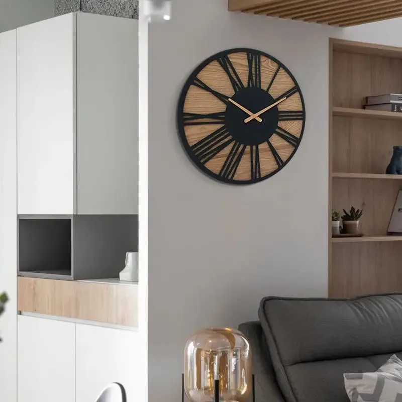 Zwart houten wandklok romeinse cijfers, metaal en hout