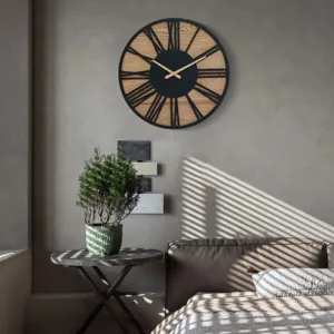 Zwart houten wandklok romeinse cijfers, metaal en hout