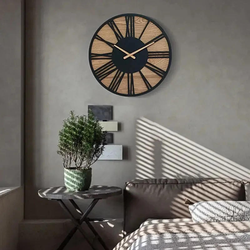 Zwart houten wandklok romeinse cijfers, metaal en hout