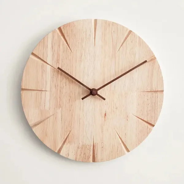 Houten wandklok met houtsnijwerk