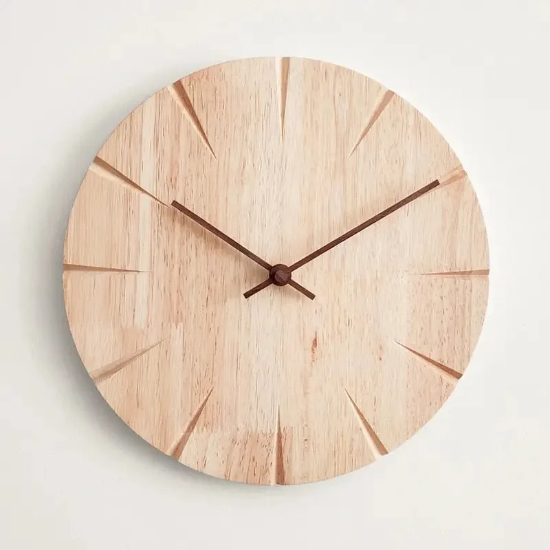 Houten wandklok met houtsnijwerk