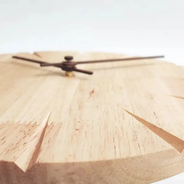 Houten wandklok met houtsnijwerk