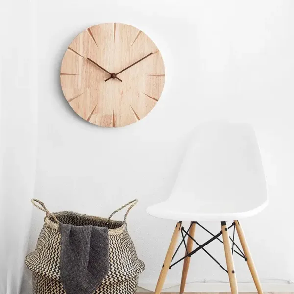 Houten wandklok met houtsnijwerk
