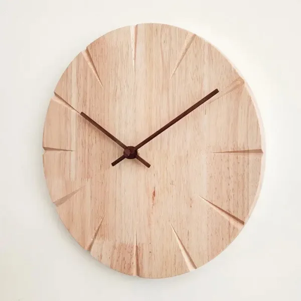 Houten wandklok met houtsnijwerk