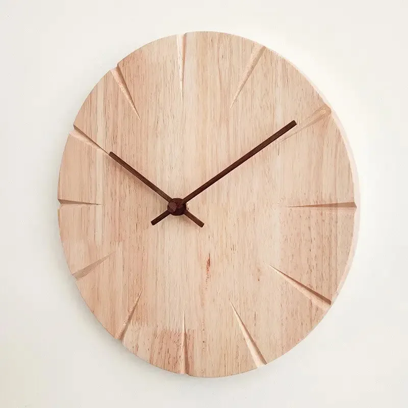 Houten wandklok met houtsnijwerk