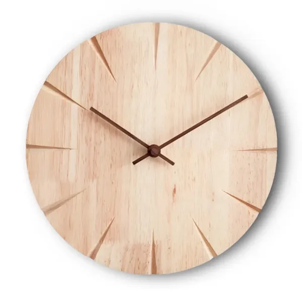 Houten wandklok met houtsnijwerk