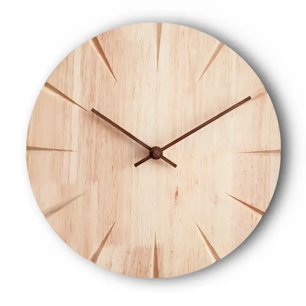 Houten wandklok met houtsnijwerk